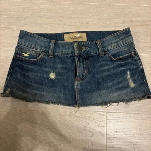 Lågmidjad  mini kjol från hollister - Säljer denna superfina mini kjolen i denim från hollister, skulle säga att den passar nån som har xs ❤️