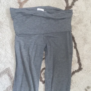 Grå mjukisbyxor från Gina Tricot - Ett par bekväma grå mjukisbyxor från Gina Tricot. Byxorna har en hög midja och är tillverkade i ett mjukt material som passar perfekt för avslappnade dagar.