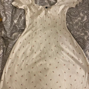 Klänning  - En blommig klänning  Jag har aldrig användt den 