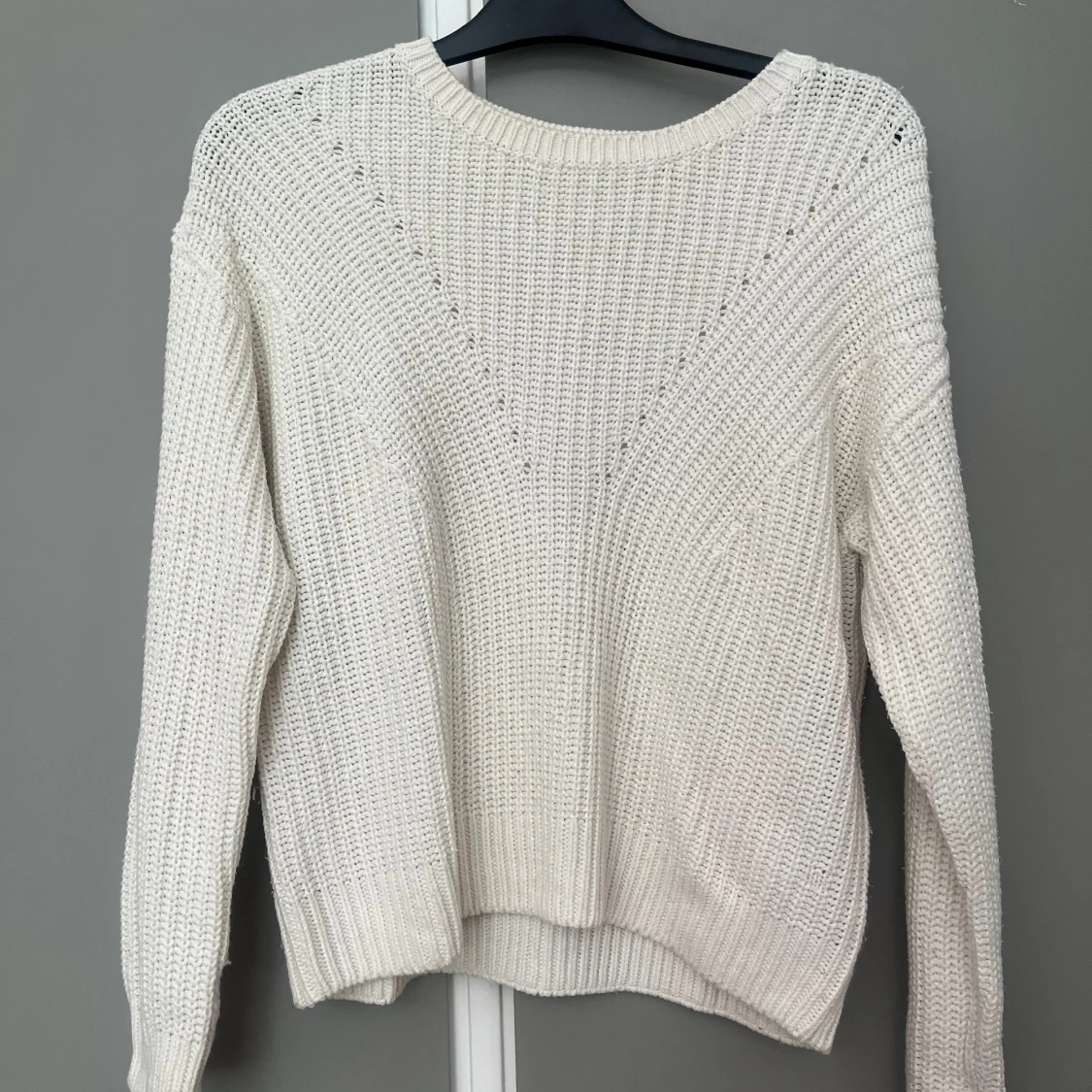 Vit stickad tröjađ