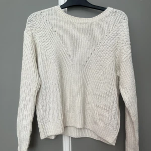 Vit stickad tröja😊 - Vit kabelstickad tröja!! Supervarm och fin💛