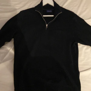 Gant half zip - Säljer dena gant halv zipen i storlek S, riktigt skönt material o skön o ha på sig, riktigt snygga o passar till allt