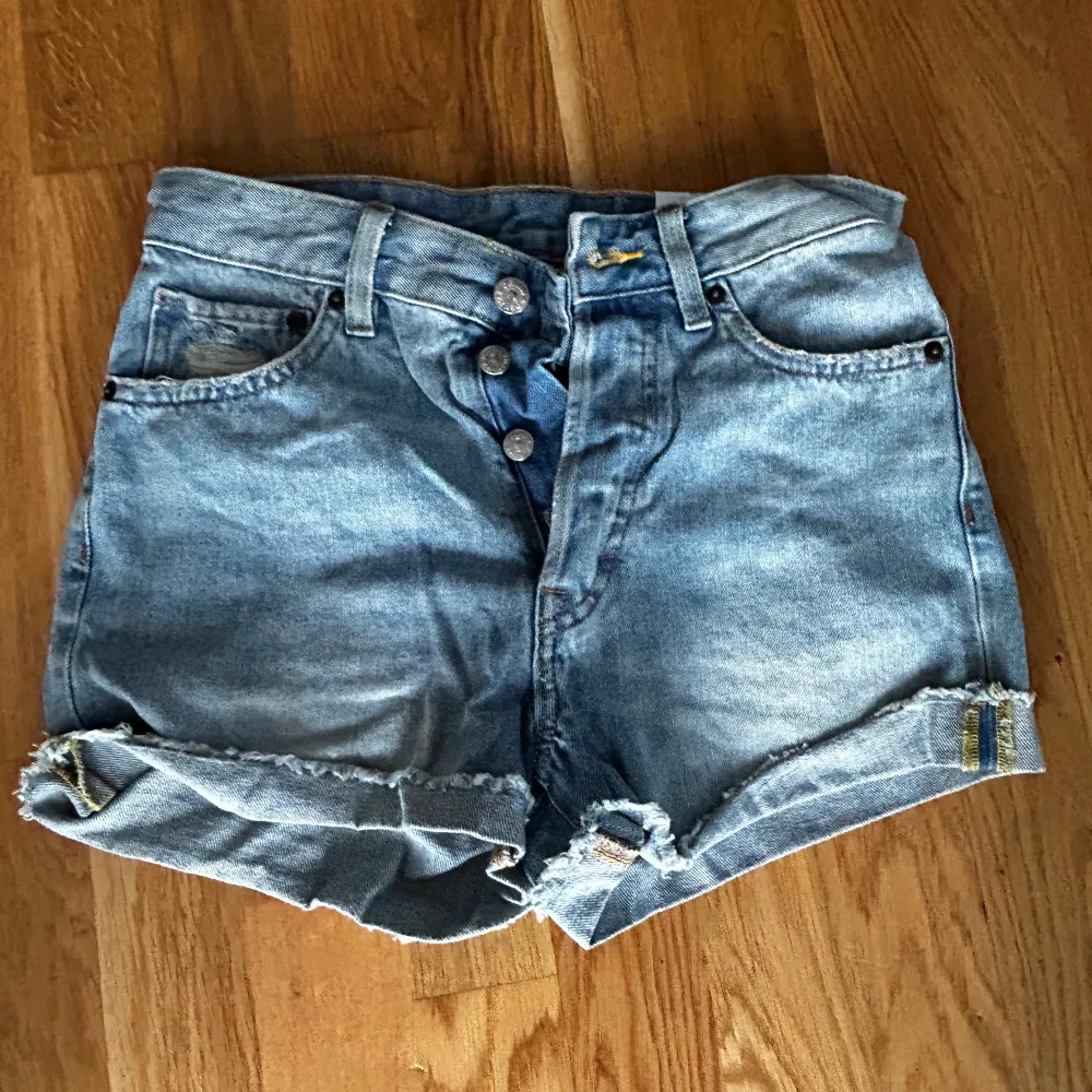 Helt nya jeans short från hm. Högmidjade. . Shorts.