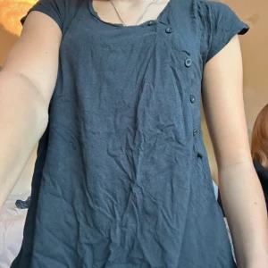 T shirt med knappar - T shirt med knappar och halvt öppen rygg❣️storlek xs men passar även mig som har s 