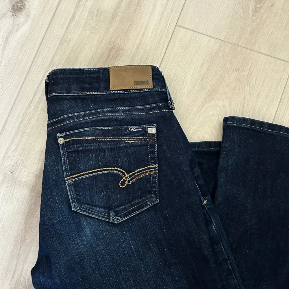 Utsvängda jeans från Mavi i modellen Bella mid-rise och storleken W28/L34. Midjemåttet är 84 cm och innerbenet 83,5 cm. De har använts mycket men är i mycket fint skick. Nypris var 629 kr. Hör av dig om du har frågor <3. Jeans & Byxor.