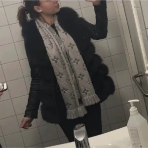 Äkta pälsväst - Västen är i bra skick. Köpt från garoff för 2500kr.  Storlek S men passar även XS och M
