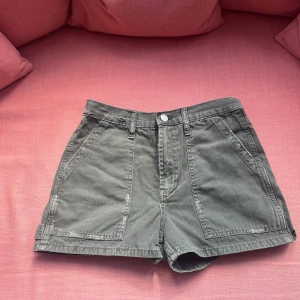 Snygga gröna jeans shorts från Zara - Aldrig använda snygga gröna jeans shorts från zara  Storlek EU34  Väldigt sköna och passar bra med en vanlig stickad tröja vit t-shirt men även en blus