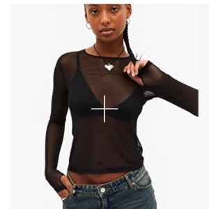 Svart mesh topp😘😘 - En skitsnygg mesh topp från Monki, helt oanvänd med lapp på. Perfekt till en temafest eller ett rave ❤️‍🔥