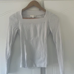Vit långärmad tröja - Vit ribbad tröja från hm. Den är både bekväm och stretchig. Sitter perfekt på kroppen