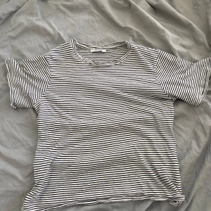 Randig tröja - Så söt vit svart randig t-shirt och perfekt att styla med en svart jeanskjol tex