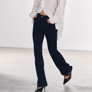 Zara jeans  - Säljer dessa slutsålda Jens från zara. Endast använda en gång. Välldigt sköna👌🏻