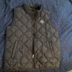 Mörkblå/svart gant väst - Använd 3 gånger, inga tecken på användning. Säljer för att den blev för liten.