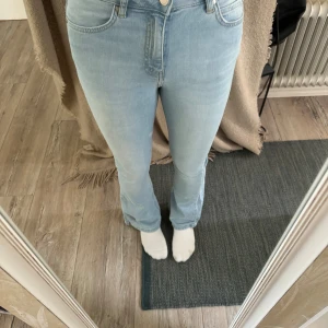 Super snygga ljusblå lågmidjade jeans  - Lågmidjade bootcut jeans som är väldigt sköna o snygga, men har några defekter därav priset. Kontakta mig vid frågor o intresse! Pris kan diskuteras💕