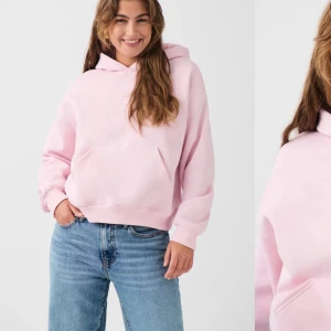 Basic Original Hoodie - En rosa oanvänd hoodie från Gina Tricot. Skriv för egna bilder. Ord pris: 365 kr. Säljs för 290 kr. Prislappen är kvar.  