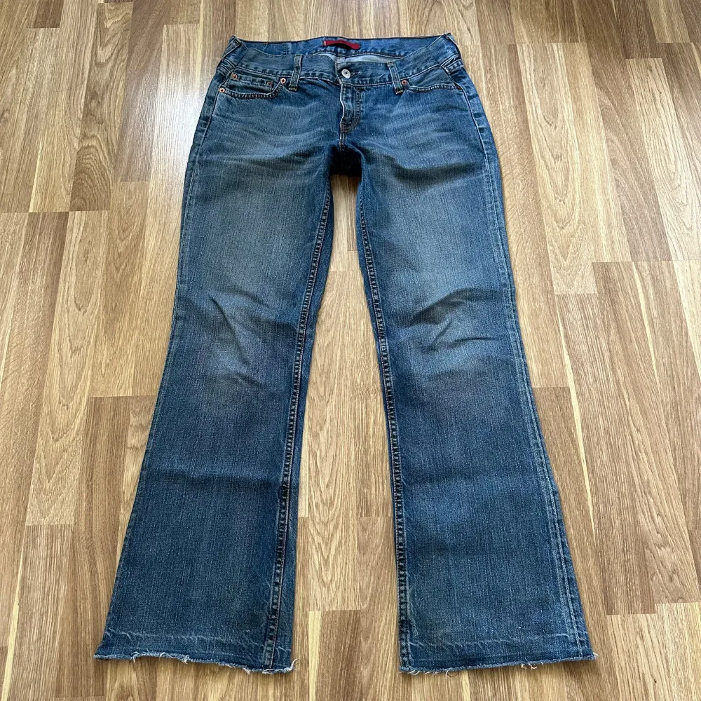 Lågmidjade levis jeans i den populära modellen 557 ”Eve”. Storlek W33L32 men de är insydda av mig i midjan så nu är midjemåttet ca 85cm runt om. Innerbenslängden är 80cm. Jag är ca 169cm och brukar ha storlek 38 för referens! Skriv vid fler frågor🤘. Jeans & Byxor.