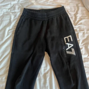 Ea7 mjukisbyxor - Storlek:xs Är i fint skick på framsidan men baksidan är inte så bra( se bild) 