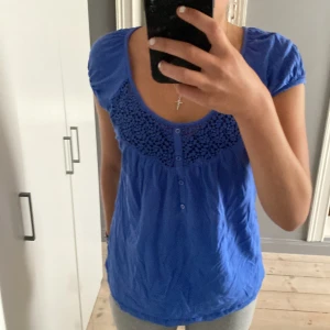 Blå blus - Blå blus med spets i storlek M. Säljer pågrund av att den är för stor för mig. Fint skick men använd ganska mycket. Vet inte vart den är ifrån då den är köpt för länge sen. 