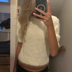 Kortärmad fluffig tröja - Helt oanvänd tröja ifrån Carin Wester. Materialet är jätte mjukt o skönt, men den har inte kommit till andvändning än.