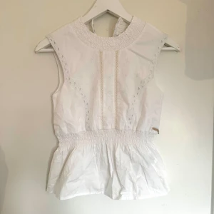 Vit topp GUESS - Vit topp från märket GUESS. Aldrig använd få den tyvärr inte passar mig. Så söt med fina detaljer. 