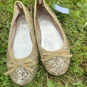 Coquette Lolita Glitter sandaler  - Så söta sandaler i utmärkt skick. Storlek 36! Väldigt inne och trendiga. 