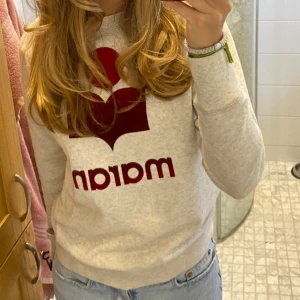 Isabel marant sweatshirt  - Säljer min sweatshirt från isabel marant❤️ endast använd FÅ gånger och har inga defekter. Såååå fin tröja. Storlek 36. 