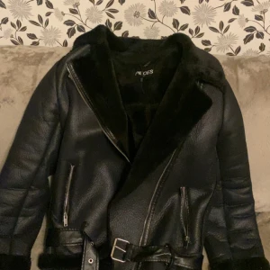 Pris kan diskuteras (fraktar och kan mötas upp i Göteborg  - Köpt för 1500 köpte förra vintern knappast använt.  Den är i bra skick och är varm 