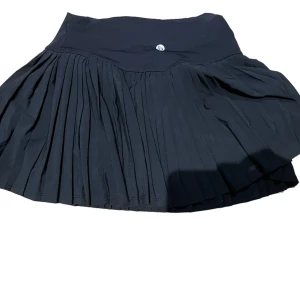 Sportkjol/tennis - Nyskick, finns fickor på under shortsen