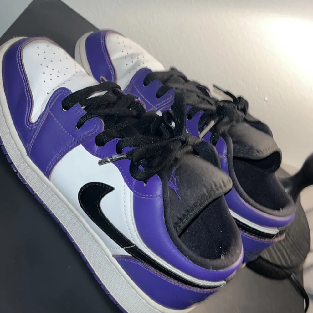 Jordan 1 court purple storlek 40 sparsamt använda. Skor.