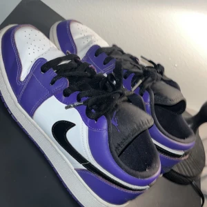 Jordan 1 - Jordan 1 court purple storlek 40 sparsamt använda