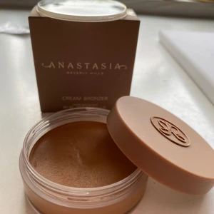 Anastasia Bronzer Amber  - Använd några gånger men inte mycket alls🩷 säljer då ja har för mycket smink och färgen inte riktigt passade mig😊 nypris 379, jag säljer för 199kr förpackning medföljer