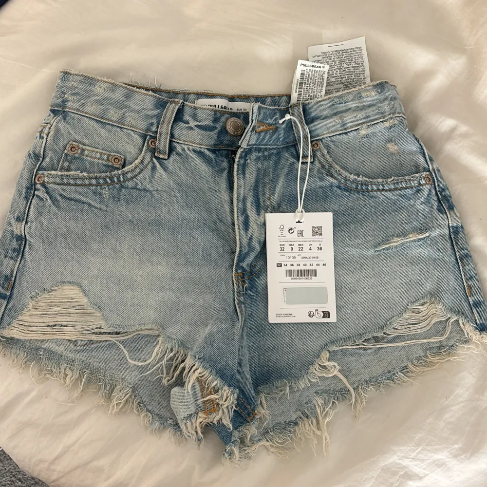 Helt nya jeansshorts, aldrig använda endast testade men säljer då det var för små💕. Shorts.