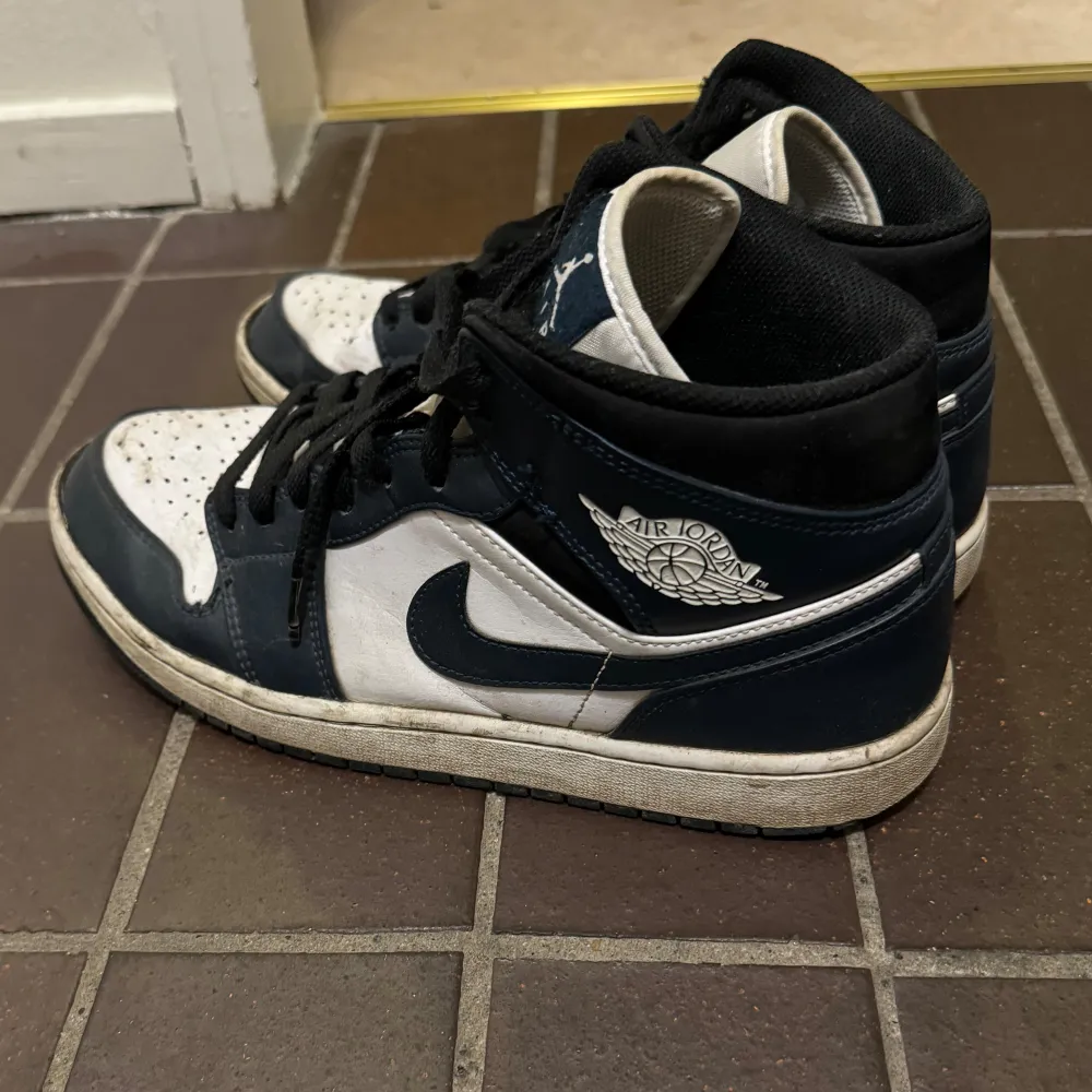 Välanvända jordan 1 mid köpa från nike. Skor.