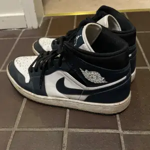 Välanvända jordan 1 mid köpa från nike