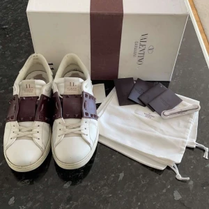 Valentino open - Valentino open | Färg: Vinröd | Fint skick | storlek:42 | Med följer valentino box,skosnören,extranitar och två par dustbags | skickar med spårbart postnord och instabox vid köparens val | Skicka gärna pm vid frågor✉️✅