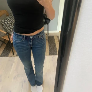 mörkblå jeans - säljer mina mörkblå jeans från gina i mycket bra skick! bra i längd på mig som är 173 men beror såklart på hur man vill ha dom!