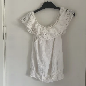 Vit off shoulder top - Jätte söt vit tröja med ett blommönster längst upp. Går att ha som off shoulder topp! Inte använd mycket men lite lite sliten längst upp 💓