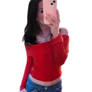 Röd off-shoulder topp - I nyskick! Den har tyvärr inte kommit till användning så endast testad 💞