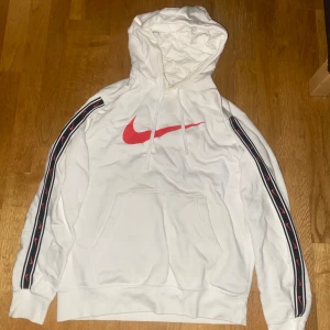 Nike hoodie  - Bra skick, bara använts ett fåtal gånger (pris kan diskuteras)