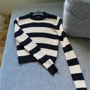 Stickad croppad tröja - Randing stickad croppad tröja från Lager 157, storlek S.   Knappt använd, nyskick