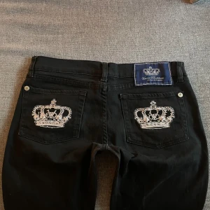 Victoria Beckham Jeans - Lågmidjade svarta straight ish Victoria Beckham jeans i storlek 28!💗 Midjemått ca 39 Innerbenslängd ca 79. Saknar några paljetter på bakfickorna men inget som märks, annars i ok skick! (Lånade bild 4,5)