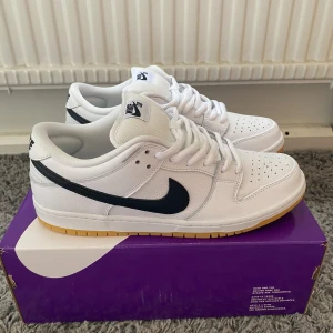 Nike SB Dunk ”White gum” - Sb dunk white gum. Skorna är i nyskick de har enbart prövats inomhus. Det finns inga tecken på användning. Köptes från goat och säljes nu för att de inte passar mig. Hör av dig vid frågor.
