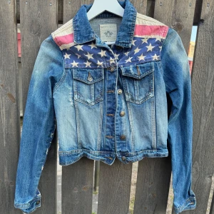 Jeansjacka  - Oanvänd jeansjacka i storlek S-M 