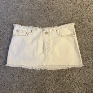 Jeanskjol❤️ - Säljer denna super snygga vita Jeans kjolen från Pull & bear så den aldrig kommit till användning ❤️ Den är helt oanvänd 🩷 Den är i toppen skick❤️ Skriv vid fler bilder eller frågor ❤️