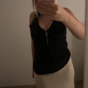 Topp - En jättefin topp med hjärtdetalj 