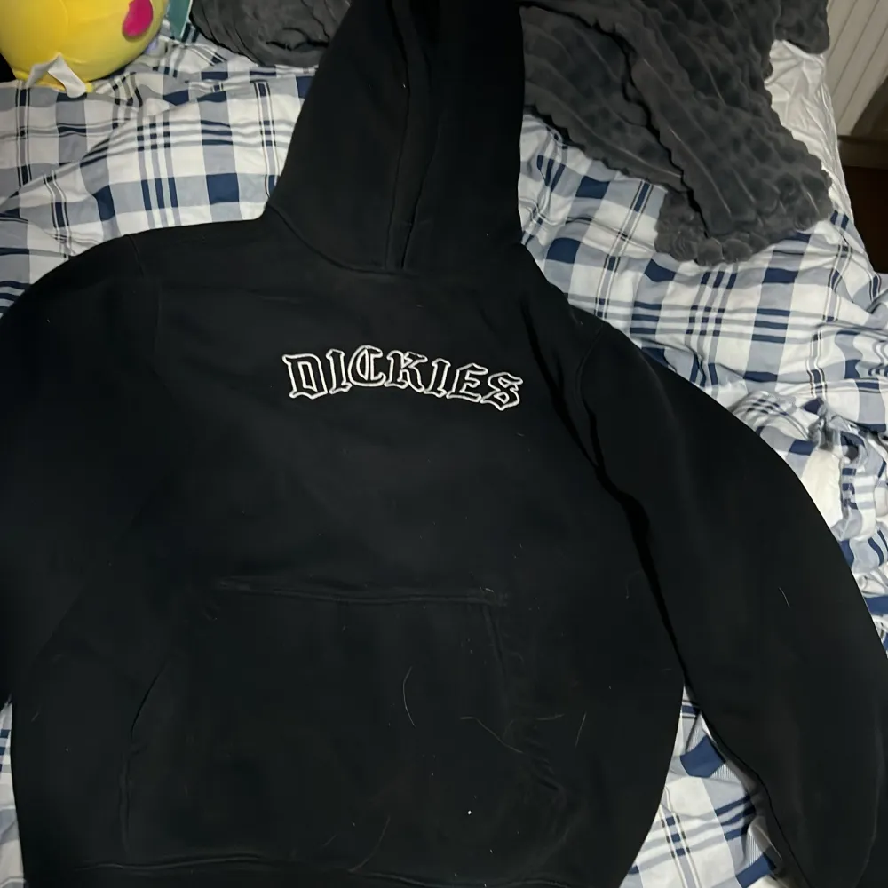 Stor hoodie, fint skick. Väldigt skön att ha på sig, mysig och varm. Säljer då den tar upp plats i min garderob och ingen användning för den längre. Tvättar innan den skickas iväg.. Hoodies.