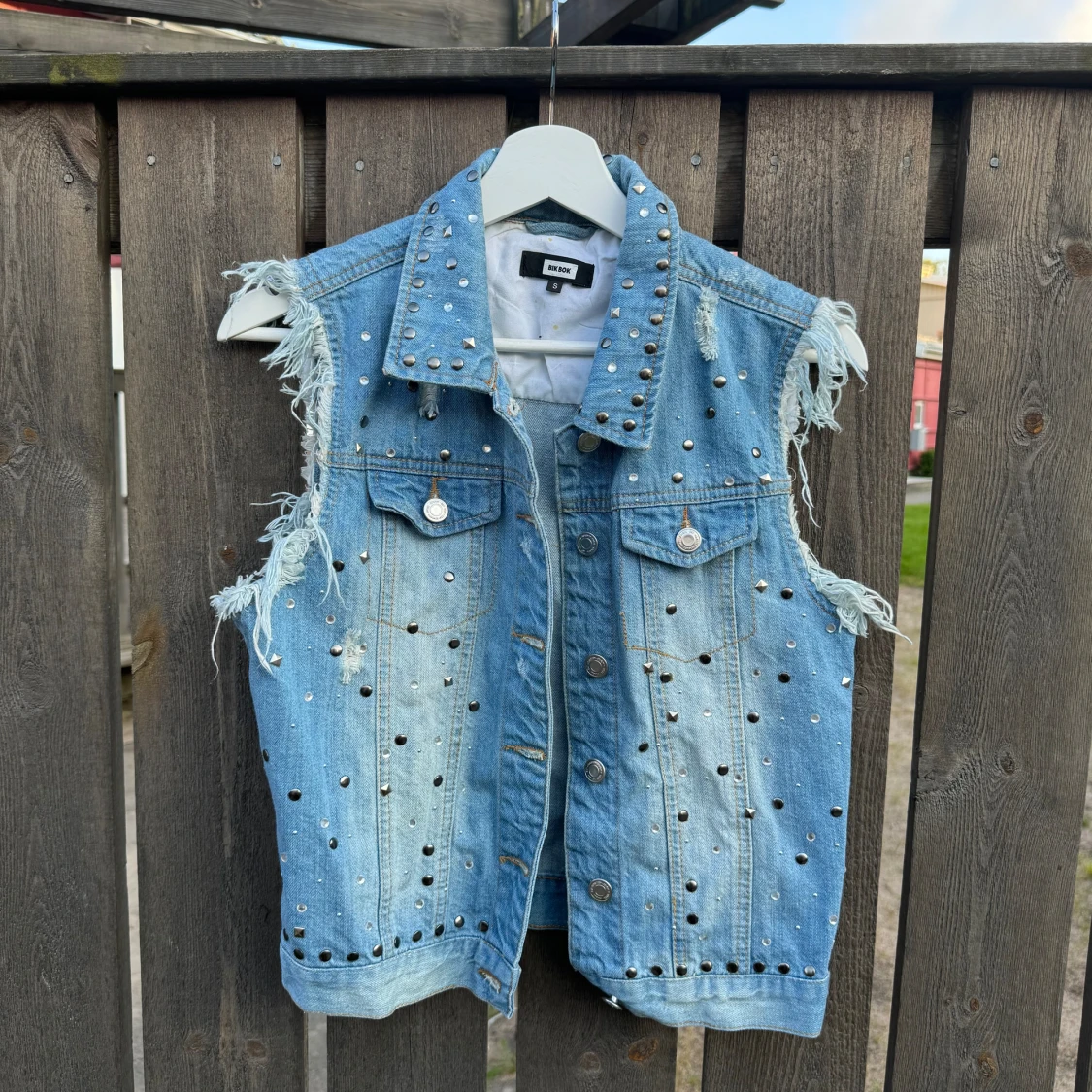 Jeansväst med nitar