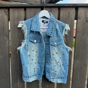 Jeansväst med nitar - Oanvänd jeansväst med nitar i storlek S 