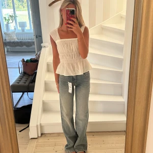 Zara jeans  - Helt nya midrise jeans från Zara! Aldrig använda och har därför prislapp kvar! Hann inte lämna tillbaks i tid.. Strl 34! Nypris: 429kr🌸
