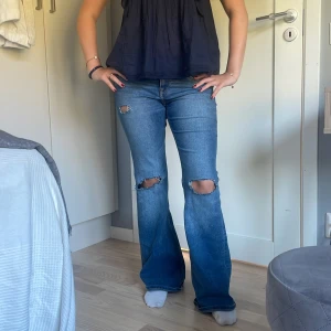 Low flare jeans  -  Lågmidjade,blå Bootcut jeans med snygga hål