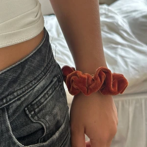 orange scrunchie  - orange brunaktig scrunchie. som ny
